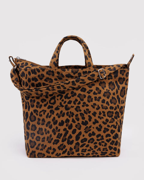 HORIZONTAL ZIP DUCK BAG LEOPARD — by Baggu