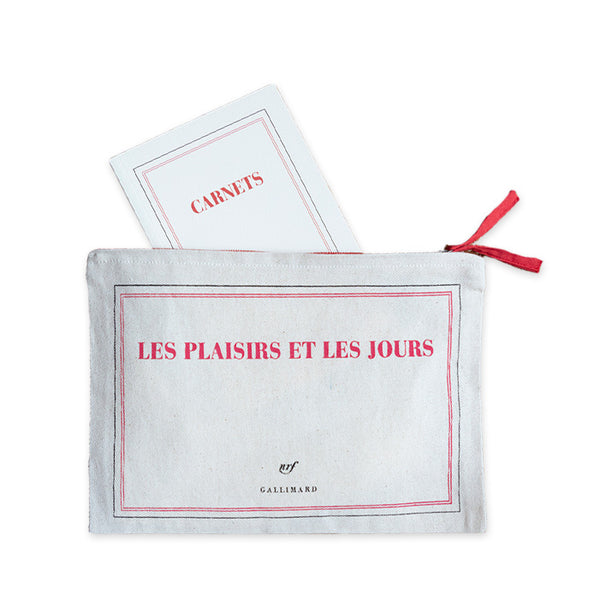 CARNET DE NOTES DANS UNE POCHETTE « LES PLAISIRS ET LES JOURS » — par Gallimard