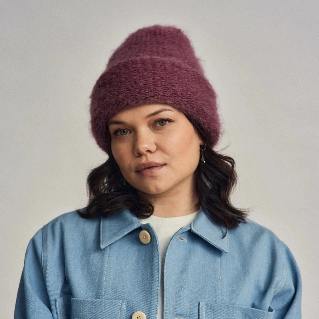 BONNET EN MOHAIR CLOUD – Prune  — par Heirloom