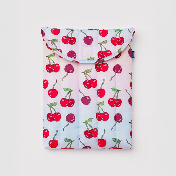 POCHETTE D’ORDINATEUR PUFFY 13"/14" (CERISES) — par Baggu