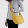 SAC « CRESCENT » MEDIUM (SUNFLOWER) — par Baggu