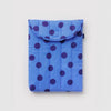 POCHETTE D'ORDINATEUR PUFFY - À POIS BLEUS (plusieurs formats) — par Baggu