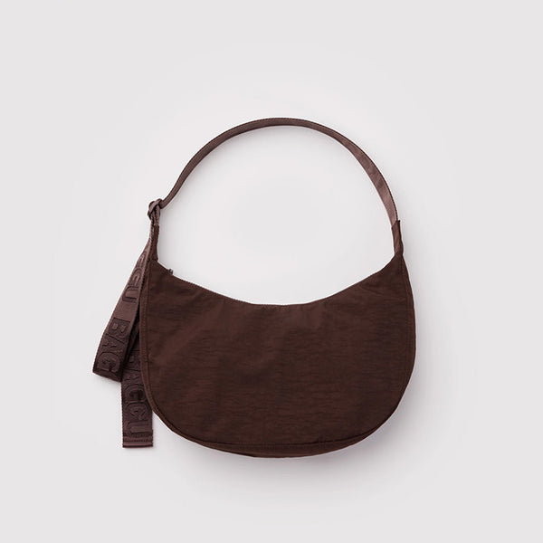 MEDIUM CRESCENT BAG (COFFEE) — by Baggu